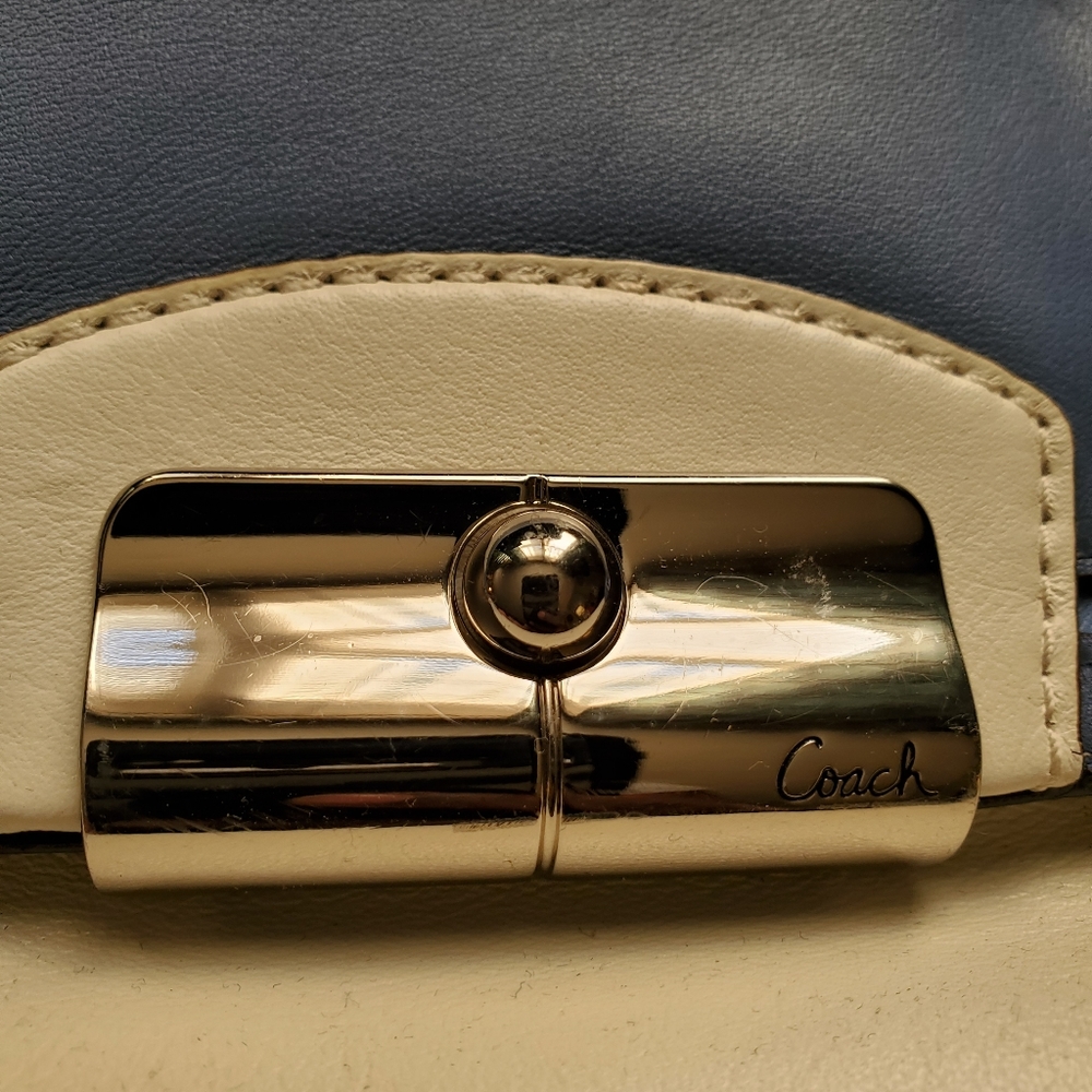 Coach purse - Picture 4 of 9